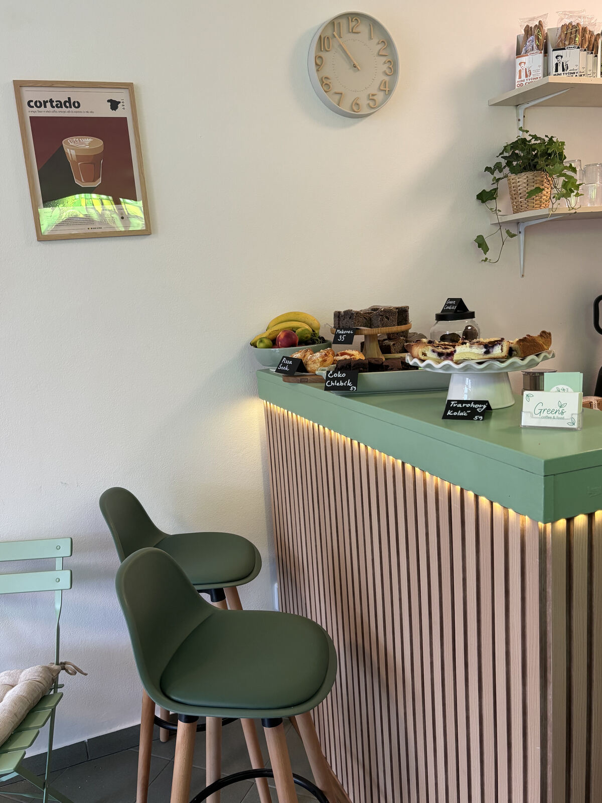 Bar s vitrínou dezertů a plakátem cortado