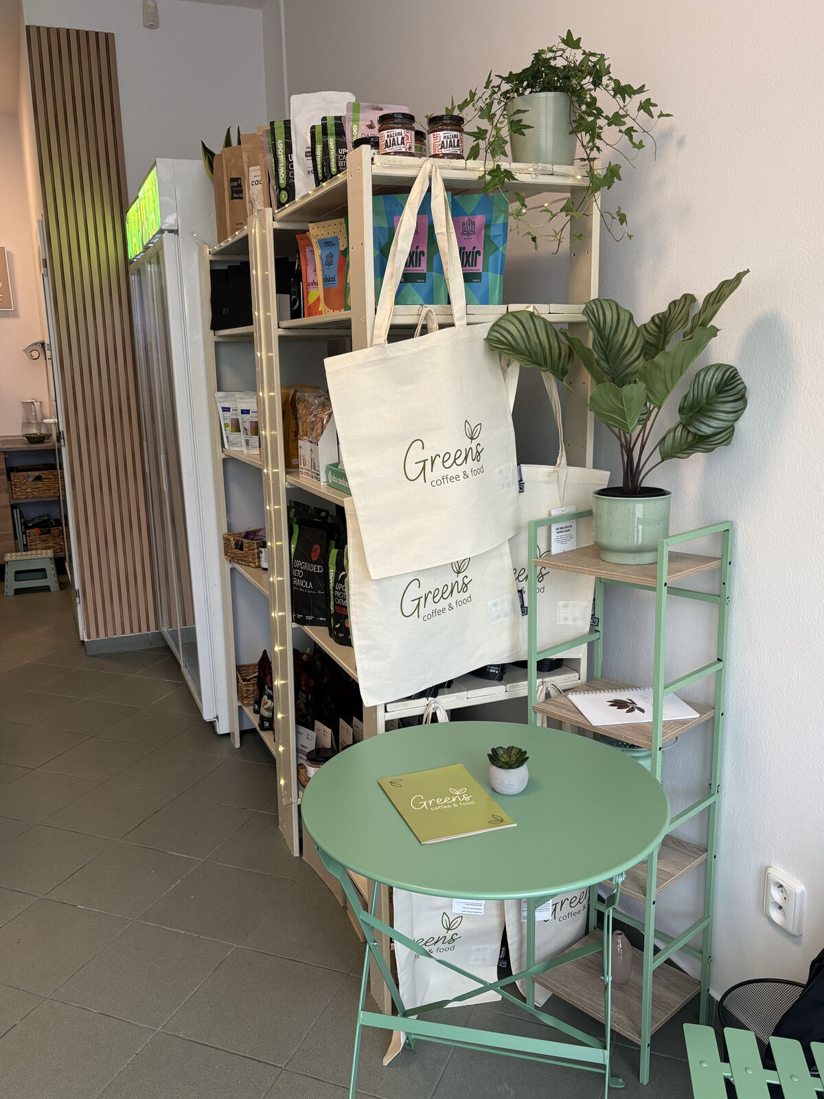 Regál s plátěnými taškami Greens a produkty